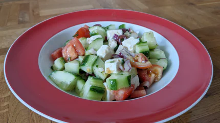 Ein Salat aus Tomaten-, Gurken- und Feta-Würfeln mit Zwiebeln