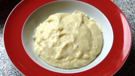 Eine dickflüssige, weiße Soße aus Sahne und Mehl