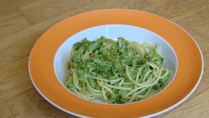 Eine Portion Spaghetti vermischt mit zerdrücktem Brokkoli.