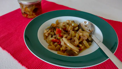 Ein Teller mit eingelegtem Gemüse aus Zwiebln, Aubergine, Zucchini, Sellerie, Fenchel und Tomaten.