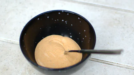 Eine zartrote Sauce mit Mayonnaise, Senf und Paprikapulver.