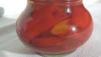 Ein kleines Einmachglas mit Chili in Sud.