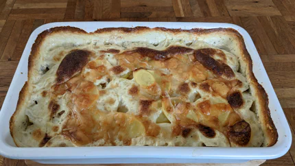 Ein Gratin aus Kartoffelscheiben mit gebräuntem Käse bedeckt.