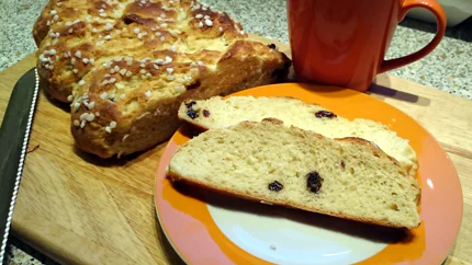 Zwei Scheiben Hefezopf mit Rosinen und eine Tasse Kaffee.