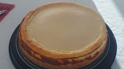 Ein gleichmäßig hellbrauner Käsekuchen mit etwas dunklerem Rand.