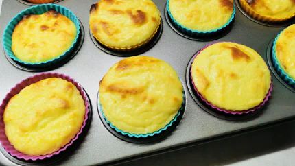 Zwölf hellgelbe bis dunkelbraune Muffins - fast wie Käsekuchen.