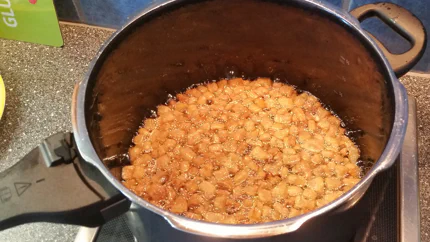 Viele Stücke Bauchspeck in einem hohen Topf. Sie haben schon Fett gelassen.