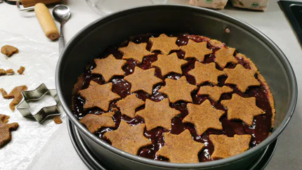 Eine Linzer Torte sternförmigen Verzierungen aus Haselnüssen.