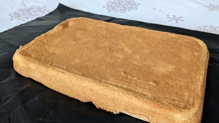 Ein dickert Tortenboden aus einer Kastenform, den man in zwei bis drei Schichten aufschneiden kann.