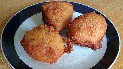 Drei goldbraun frittierte Quarkinis bestreut mit Zimt.
