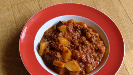 Ein Eintopf mit Auberginen, Zwiebeln, Tomaten und Hackfleisch.