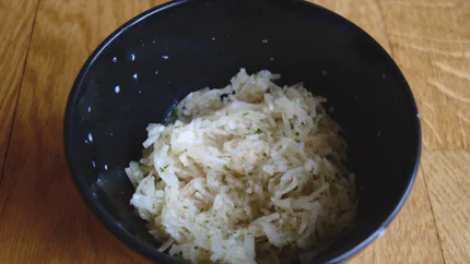 Ein Salat aus geraspeltem Rettich, Petersilie, Essig und Öl.