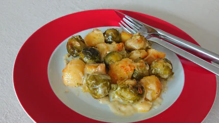 Ein Gratin aus groben Kartoffelstücken und Rosenkohl mit sämiger Sauce aus Sahne und Käse.