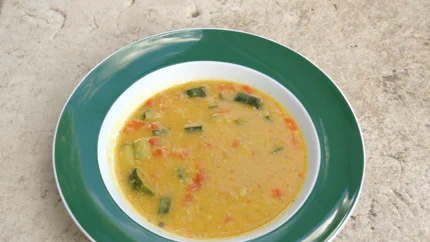 Eine bunte, dickflüssige Suppe aus roten Linsen, Rüben und Paprika.