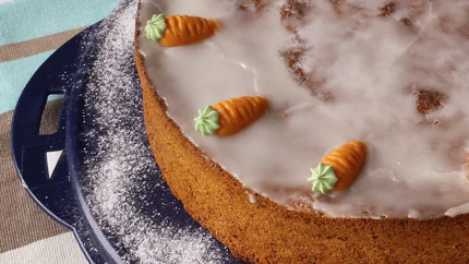 Ein luftiger Kuchen aus Nüssen und Rüben, der mit einem Zuckerguss bedeckt ist und mit Rüben aus Marzipan garniert ist.