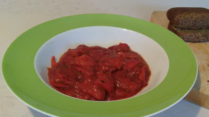 Ein dickflüssiger Eintopf aus Paprika und Tomaten - dazu gibt es Brot.