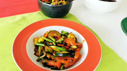 Eine Portion gegrilltes Gemüse aus Zucchini, Paprika, Bohnen und Rüben in Sojasauce.