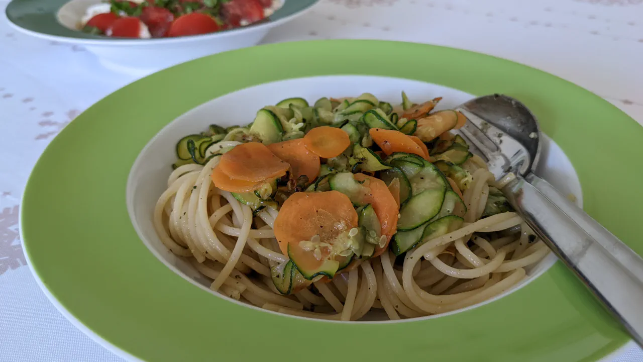 Bild von Spaghetti mit Zucchini und Rübe