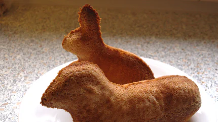 Zwei Zitronenkuchen in Form von Tieren: ein Lamm und ein Hase. Beide stehen auf einem Teller.